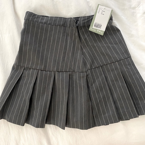 NWT pleated pin stripe mini skirt - Picture 2 of 4